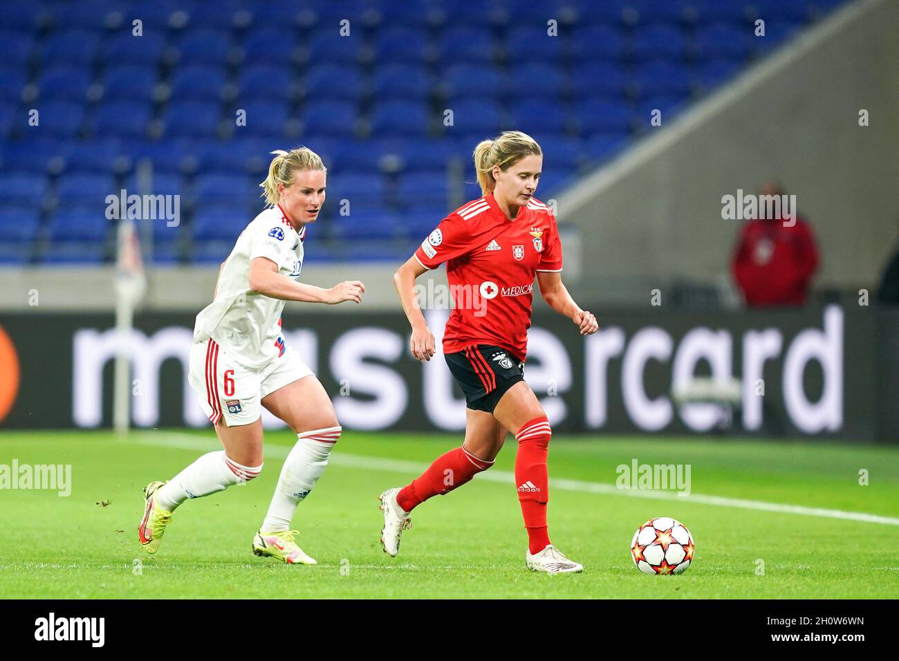 Lyon, France.14 octobre 2021.Amandine Henry (6 Lyon) et Cloe Lacasse (20 Benfica Lisbon) se battent pour le bal (duel) lors de l'UEFA Womens Champions League Group phase 2 du match de football entre l'Olympique Lyonnais et SL Benfica au stade Groupama de Lyon, France.Crédit: SPP Sport presse photo./Alamy Live News Banque D'Images