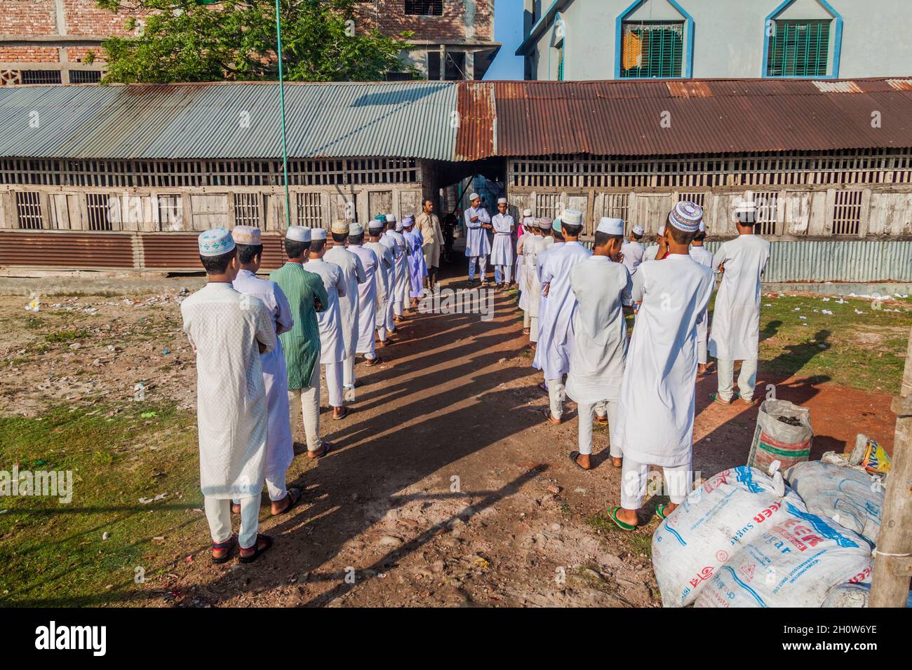 MORRELGANJ, BANGLADESH - 19 NOVEMBRE 2016 : les garçons d'école se sont produits à l'assemblée du matin, où ils chantent l'hymne national et récitent le Coran. Banque D'Images