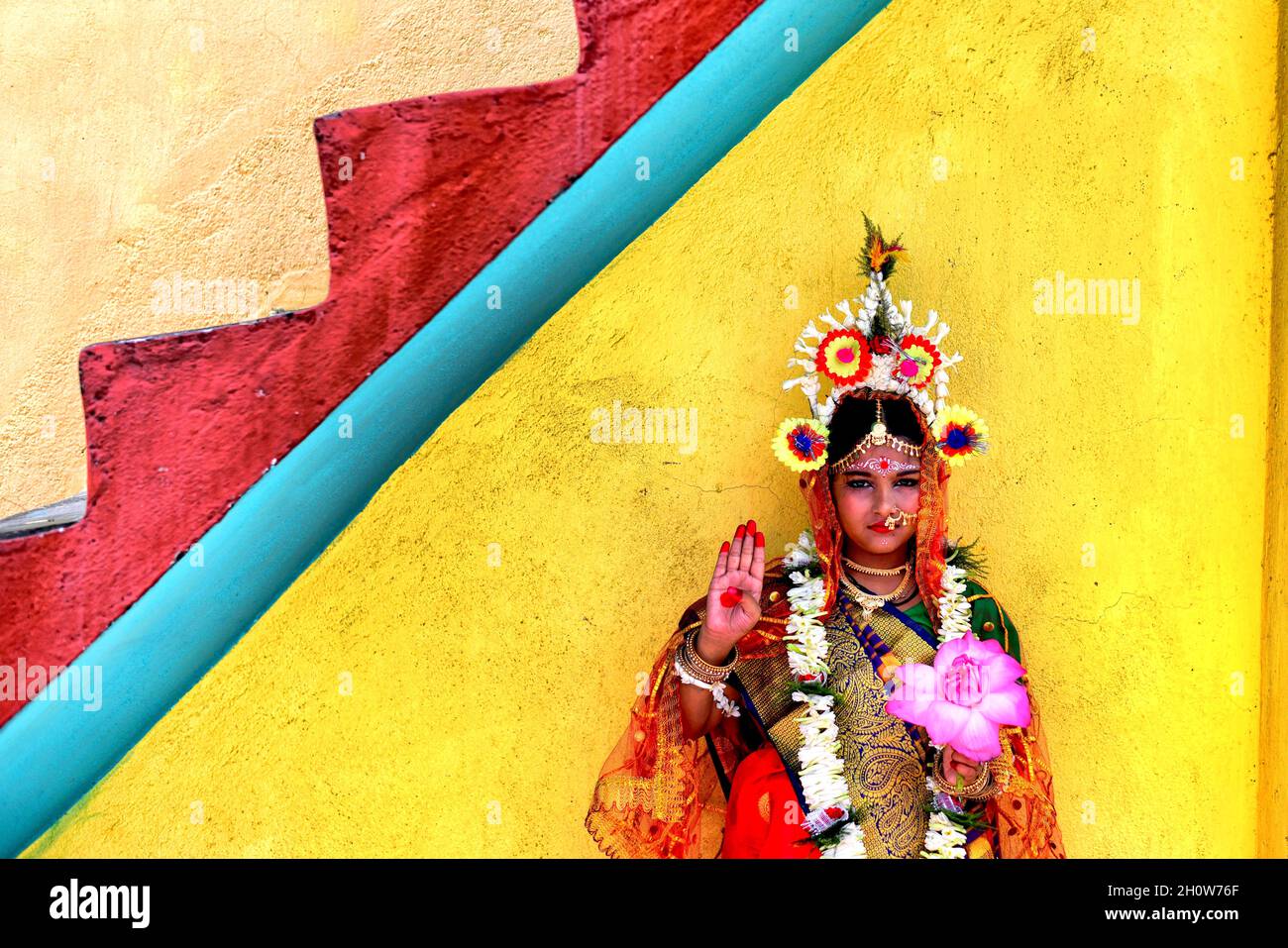 Kolkata, Inde.14 octobre 2021.Une petite fille Dipwantita Adhikary pose pour une photo pendant le rituel Kumari Puja.Kumari Puja est une tradition hindoue indienne principalement célébrée pendant le Puja Durga selon le calendrier hindou.Kumari décrit en fait une jeune fille vierge de l'âge de 1 à 16 ans qui se adorent pendant la transition d'Ashtami/Navami tithi de Durga Puja/Navaratri selon la mythologie hindoue.Crédit : SOPA Images Limited/Alamy Live News Banque D'Images