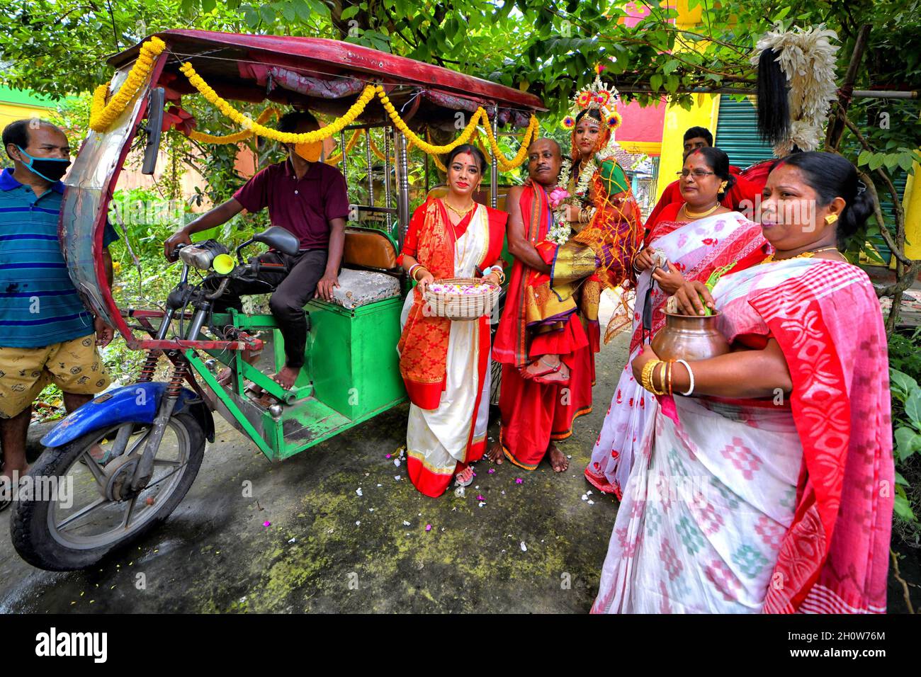 Kolkata, Inde.14 octobre 2021.Les dévotés hindous vus avec la petite fille, Dipwantita Adhikary se dirigeant vers un temple pour le rituel Kumari Puja.Kumari Puja est une tradition hindoue indienne principalement célébrée pendant le Puja Durga selon le calendrier hindou.Kumari décrit en fait une jeune fille vierge de l'âge de 1 à 16 ans qui se adorent pendant la transition d'Ashtami/Navami tithi de Durga Puja/Navaratri selon la mythologie hindoue.Crédit : SOPA Images Limited/Alamy Live News Banque D'Images