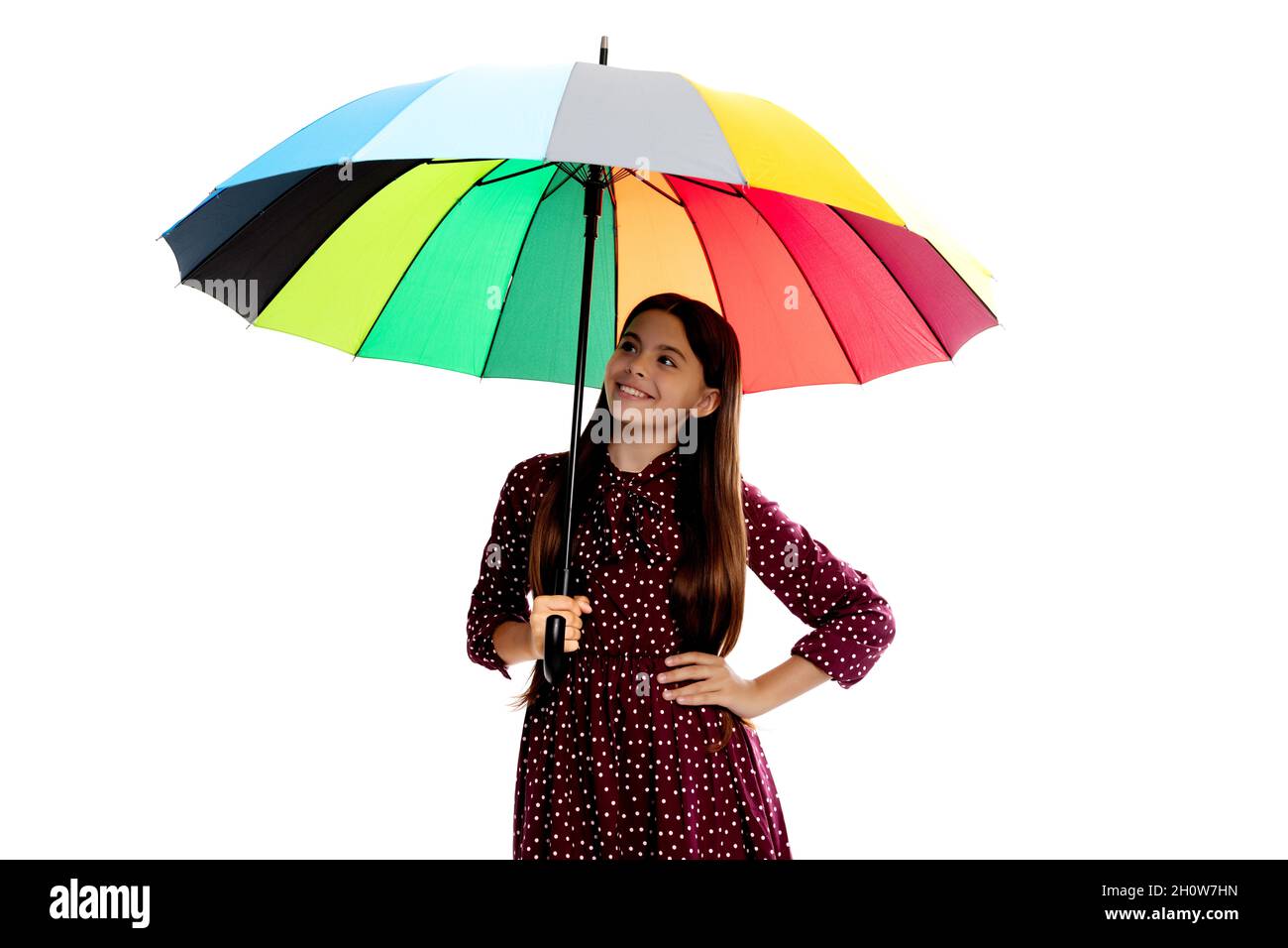 enfant entre filles élégant. enfant heureux avec parasol coloré. enfant avec parasol arc-en-ciel isolé sur blanc. Banque D'Images