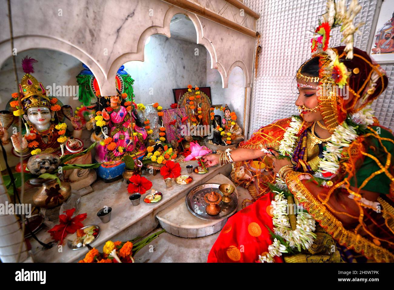 Kolkata, Inde.14 octobre 2021.Une petite fille Dipwantita Adhikary vu adoring dans sa maison avant d'aller pour le Kumari Puja rituel.Kumari Puja est une tradition hindoue indienne principalement célébrée pendant le Durga Puja selon le Calendrier hindou.Kumari décrit en fait une jeune fille vierge de l'âge de 1 à 16 ans qui se adorent pendant la transition d'Ashtami/Navami tithi de Durga Puja/Navaratri selon la mythologie hindoue.(Photo par Avishek Das/SOPA Images/Sipa USA) crédit: SIPA USA/Alay Live News Banque D'Images