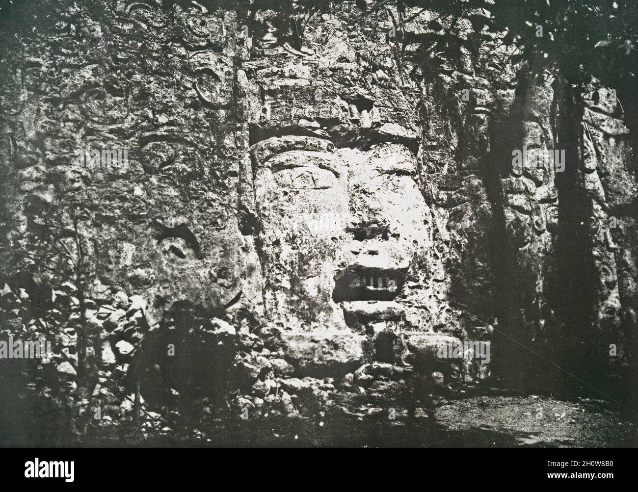 Sculpture géante d'un visage à la base d'une pyramide sur les ruines mayas d'Izamal, Yucatan, Mexique.Photographie de l'archéologue français désiré Charnay ca 1862-1863 Banque D'Images