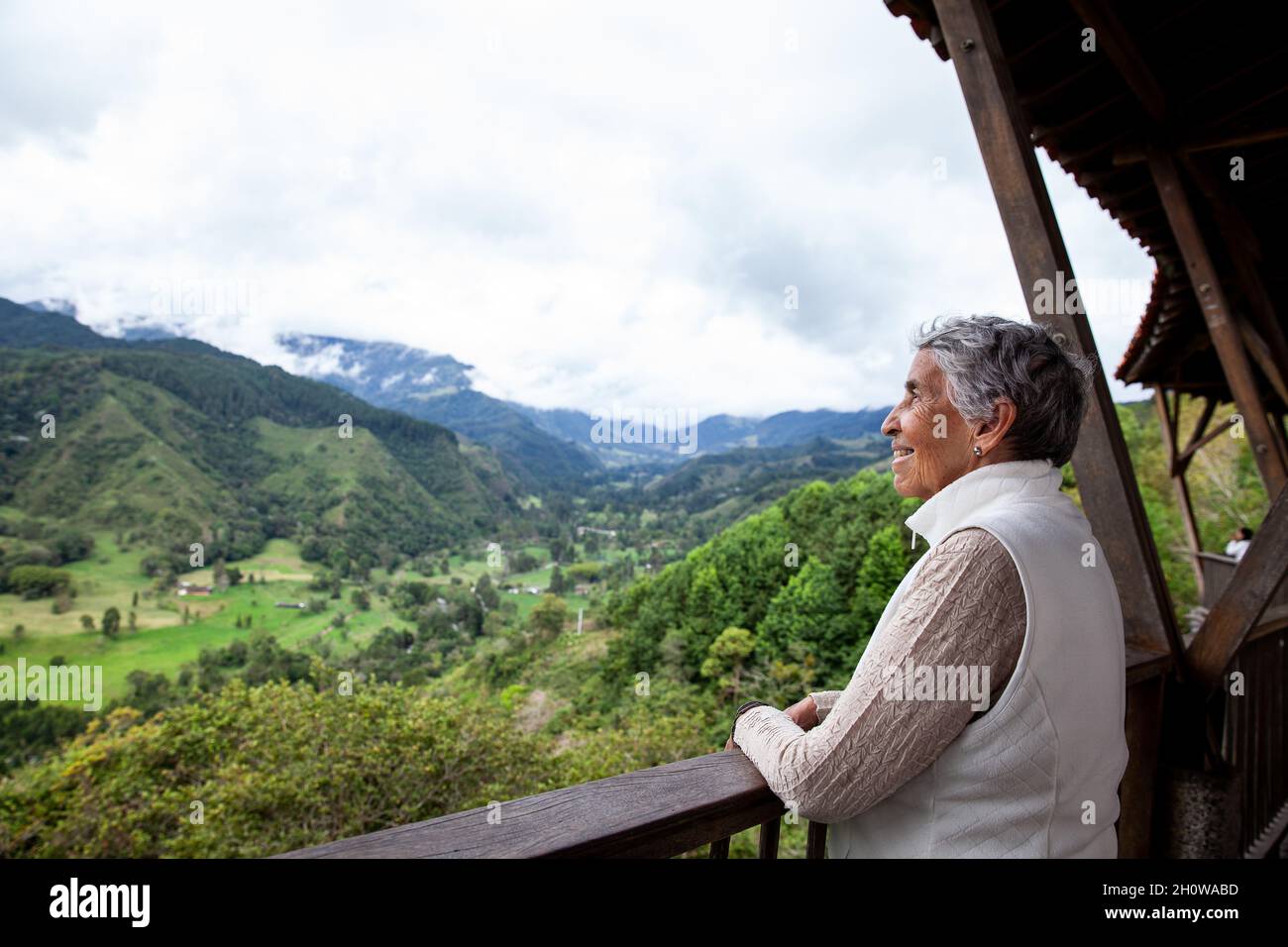 Femme âgée au beau point de vue sur la vallée de Cocora à Salento, située dans la région de Quindio en Colombie Banque D'Images