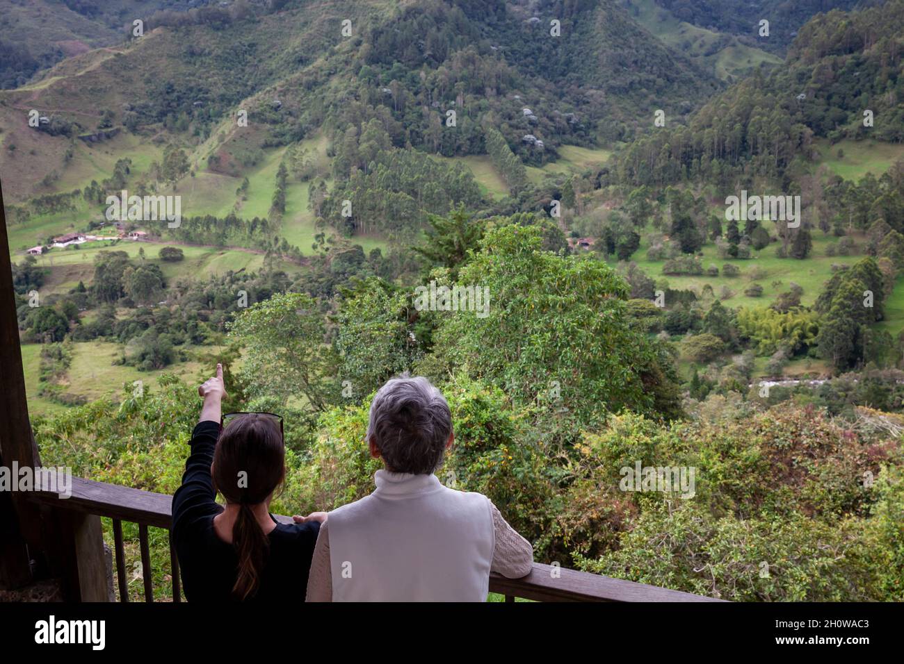 Mère âgée et fille adulte voyageant ensemble au beau point de vue sur la vallée de Cocora à Salento, situé dans la région de Quindio in Banque D'Images