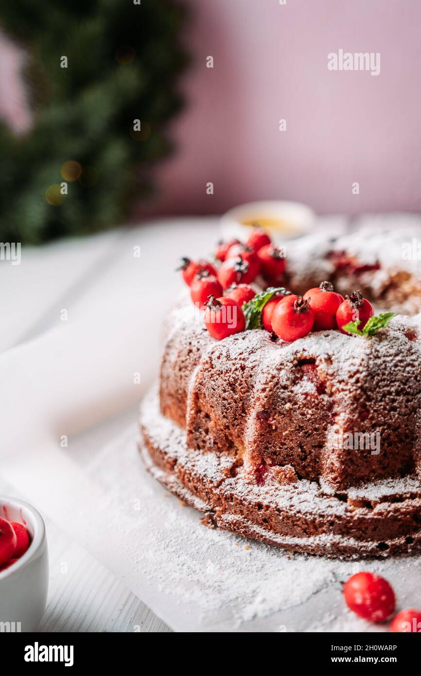 Gâteau Bundt avec baies et décor de noël Banque D'Images