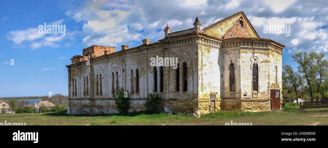 Église catholique abandonnée de la Sainte Trinité dans le village de Lymanske, région d'Odessa, Ukraine Banque D'Images