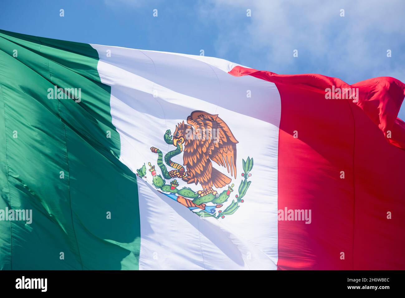 Gros plan de l'emblème du drapeau mexicain contre le ciel bleu Banque D'Images