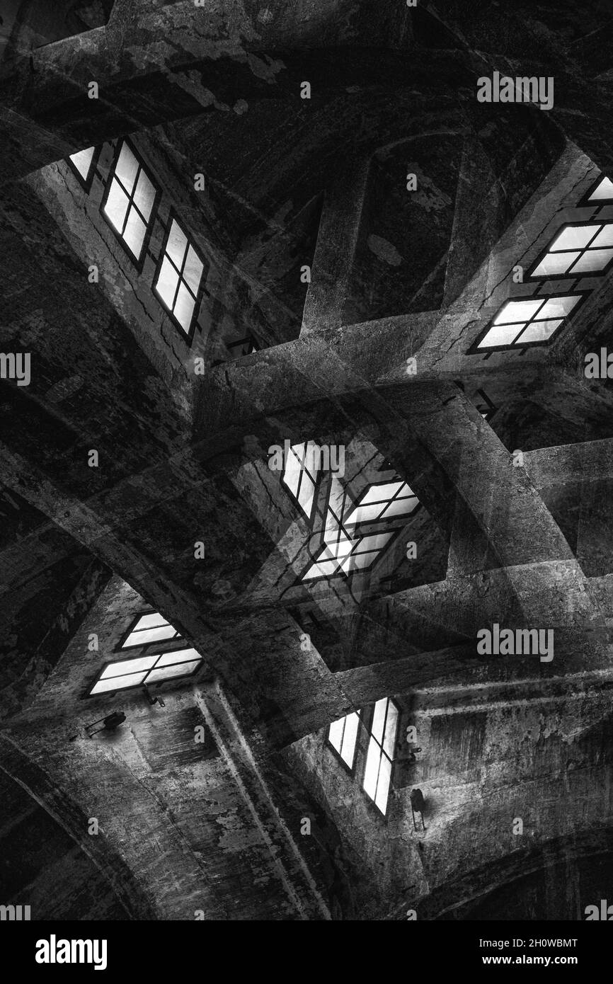 Échelle de gris verticale prise à l'intérieur d'un bâtiment abstrait Banque D'Images