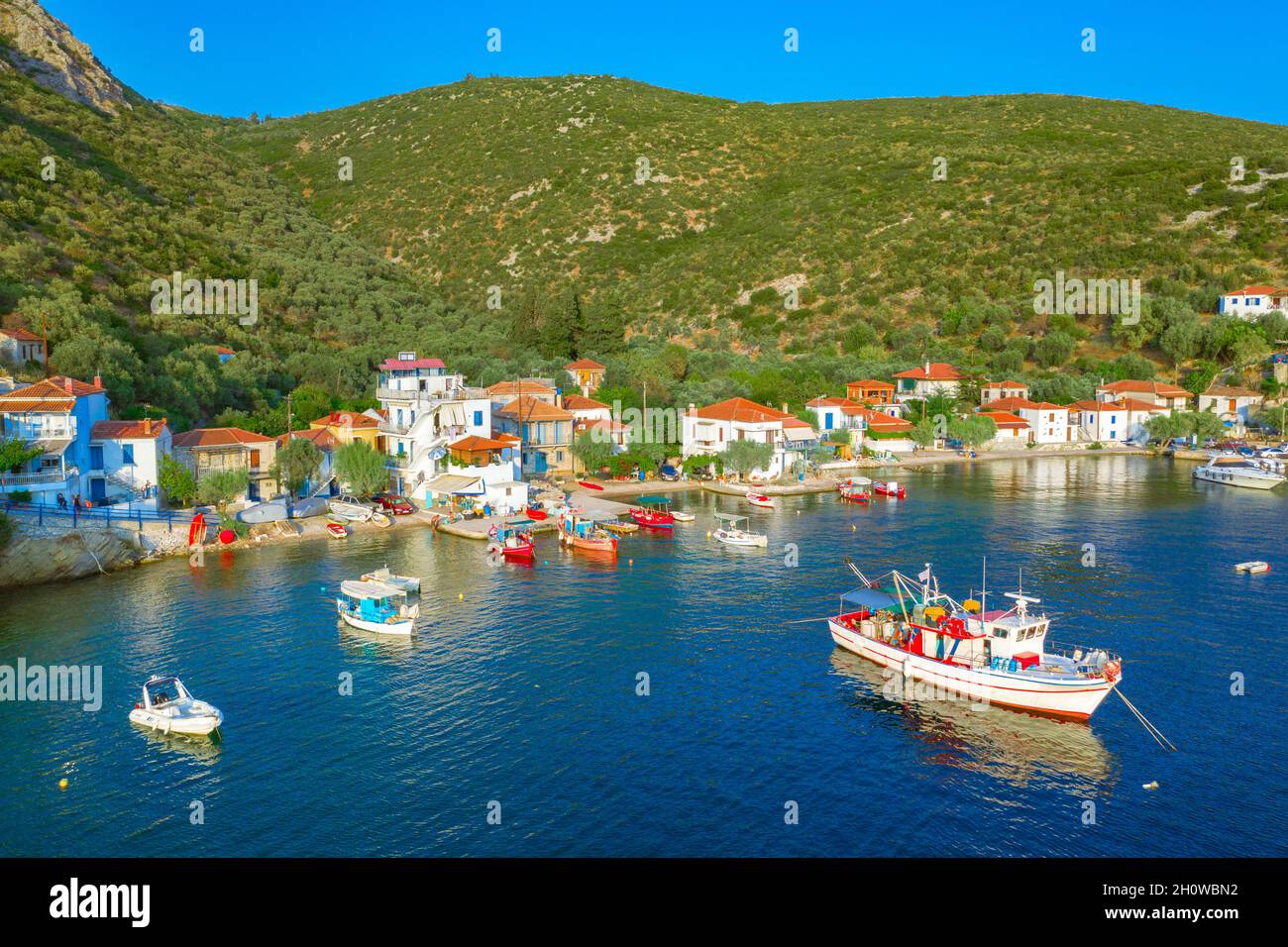 Agia Kiriaki est un village de pêcheurs traditionnel et un port de Trikeri, Magnesia, Pélion, Grèce. Banque D'Images