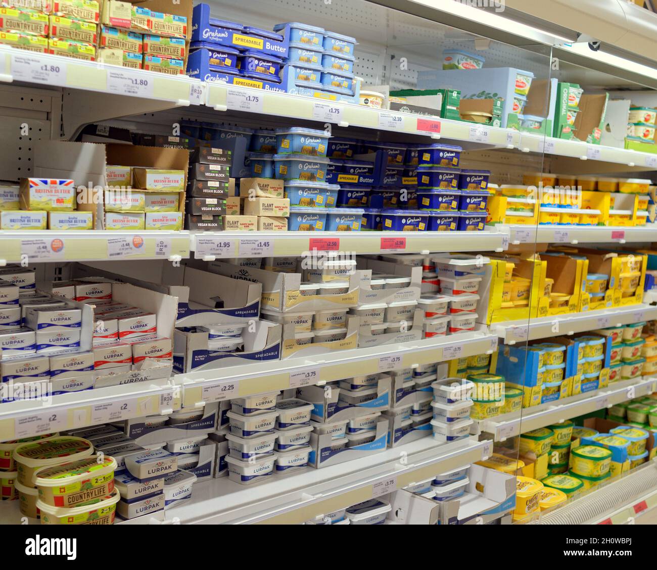 Glasgow, Écosse, Royaume-Uni 14 octobre 2021.Les étagères et l'approvisionnement des supermarchés ont vu le stock variable à sainsburys ce soir, car les différentes sections étaient vides ou débordaient.Les produits laitiers frais et le beurre étaient pleins / crédit Gerard Ferry / Alamy Live News Banque D'Images