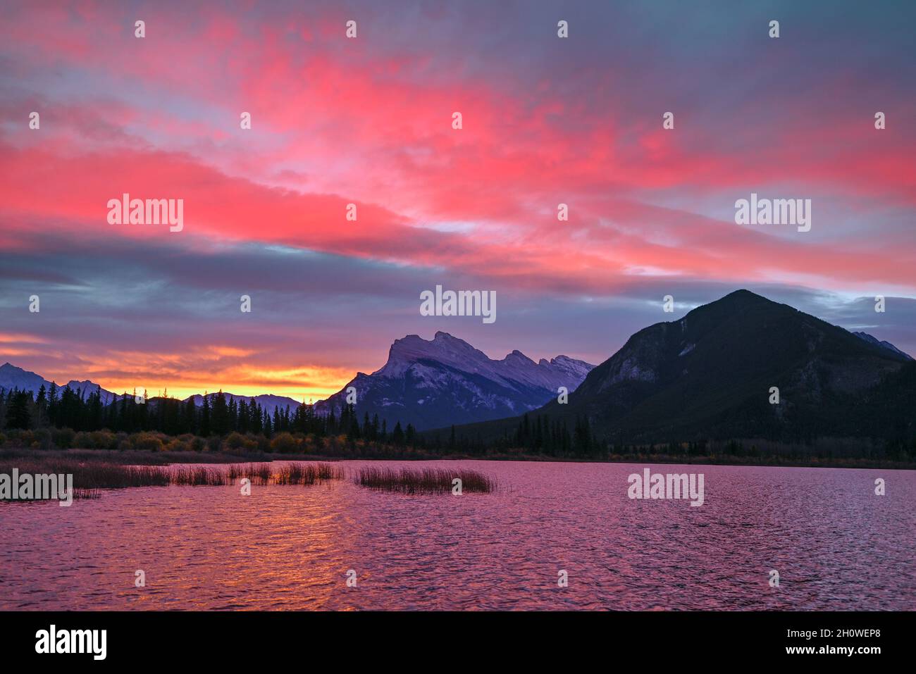 Dawn, lacs Vermilion, parc national Banff, Alberta, canada Banque D'Images