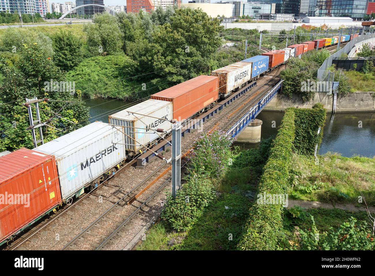 Expédition de conteneurs sur un train de conteneurs à Londres Angleterre Royaume-Uni Royaume-Uni Banque D'Images