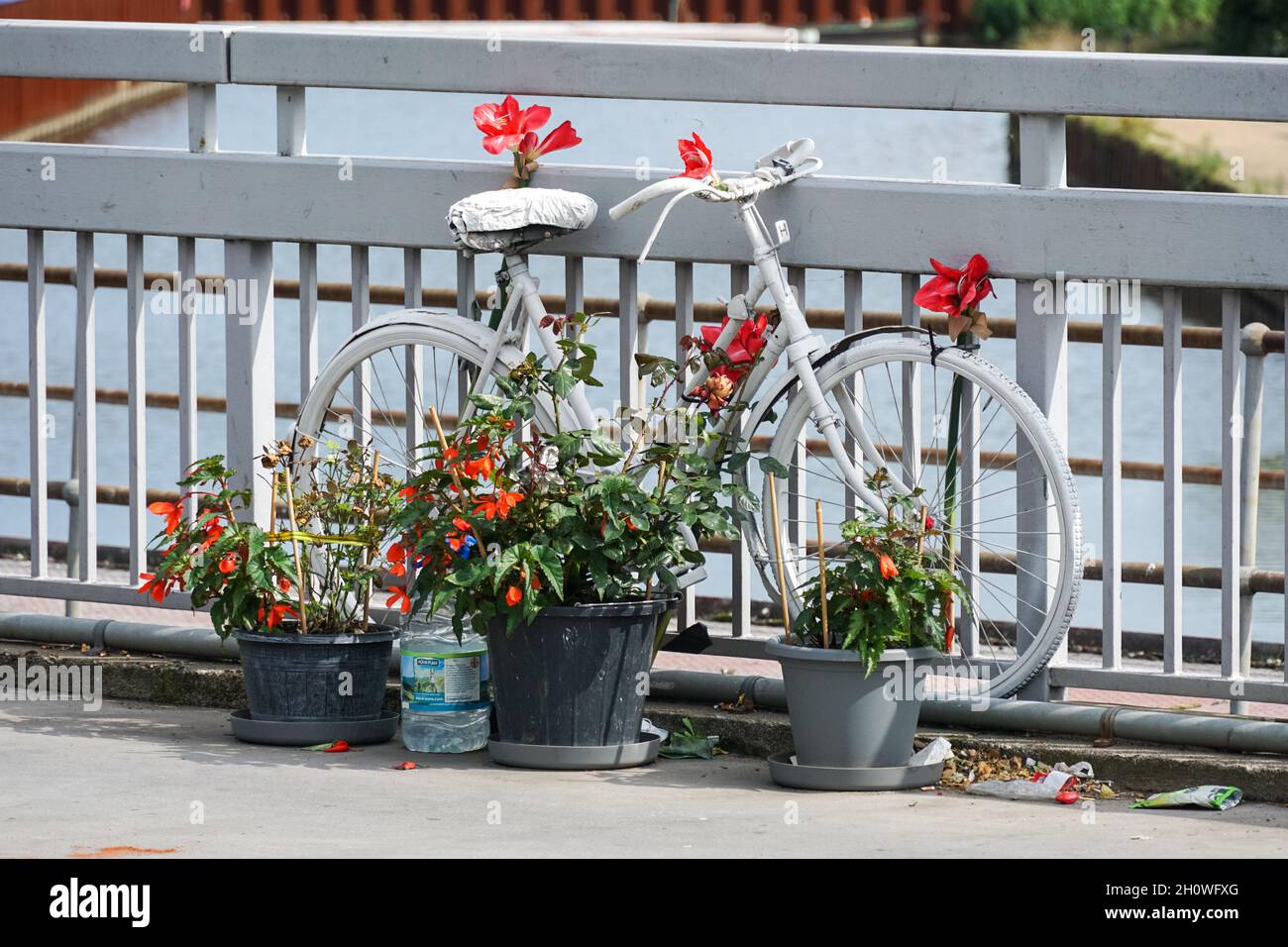 Peint blanc vélo ghost mémorial à tué un cycliste, Londres Angleterre Royaume-Uni UK Banque D'Images