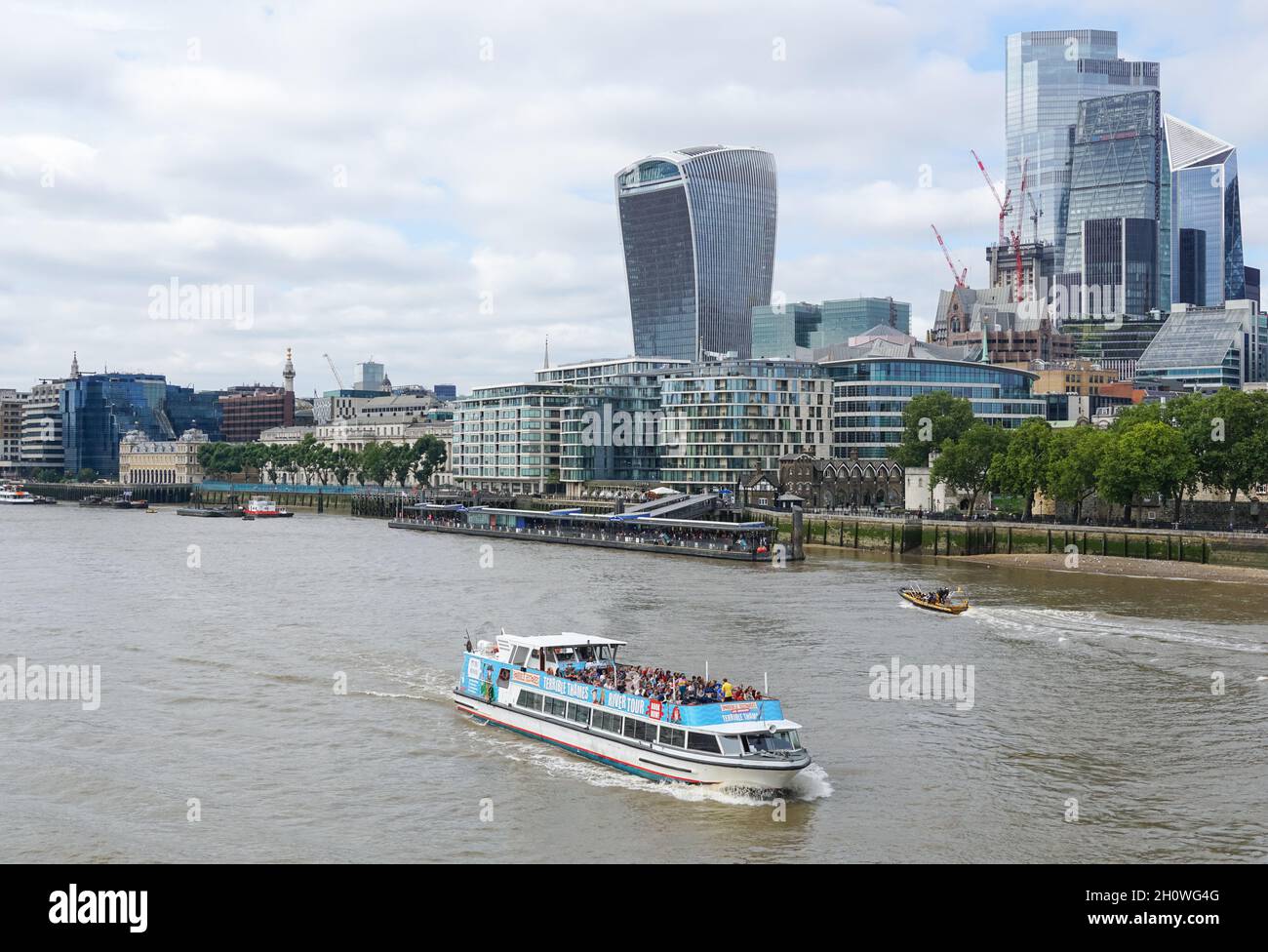 Bateau de croisière sur la Tamise en passant par la ville de Londres, Angleterre Royaume-Uni Banque D'Images