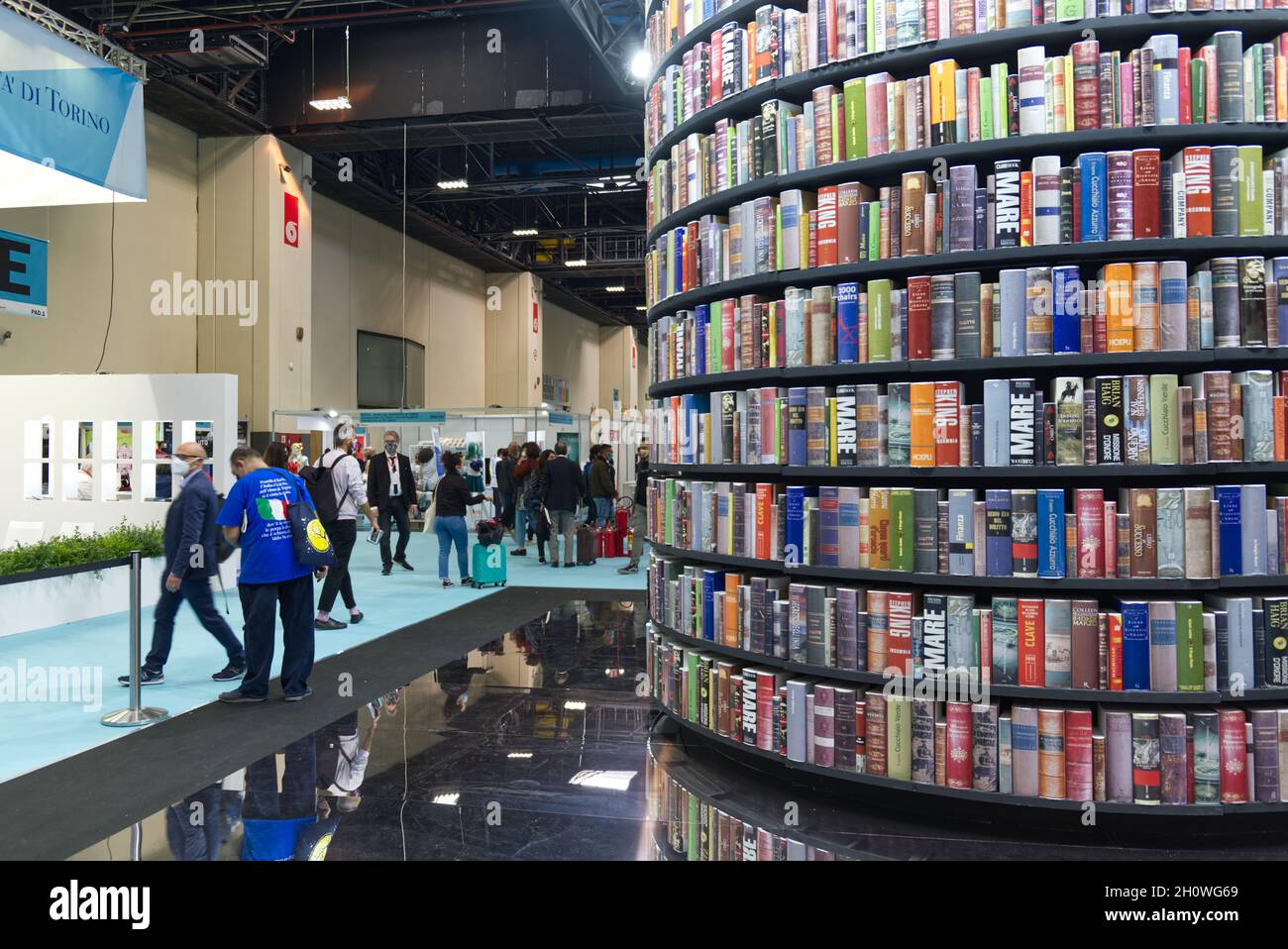 Salon international du livre de Turin : la grande colonne pleine de livres à l'entrée de l'exposition Banque D'Images