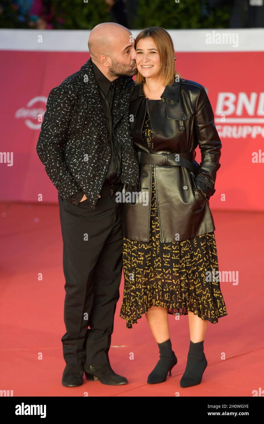 Giuliano Sangiorgi et son épouse Ilaria Macchia assistent au tapis rouge du film, les yeux de Tammy Faye au Festival du film.(Photo de Mario Cartelli / SOPA Images/Sipa USA) Banque D'Images