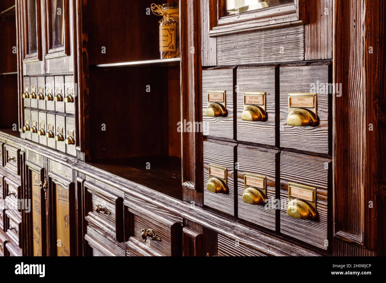Meuble De Pharmacie Ancien à Vendre Armoire de pharmacie Banque de photographies et d'images à haute résolution  - Alamy