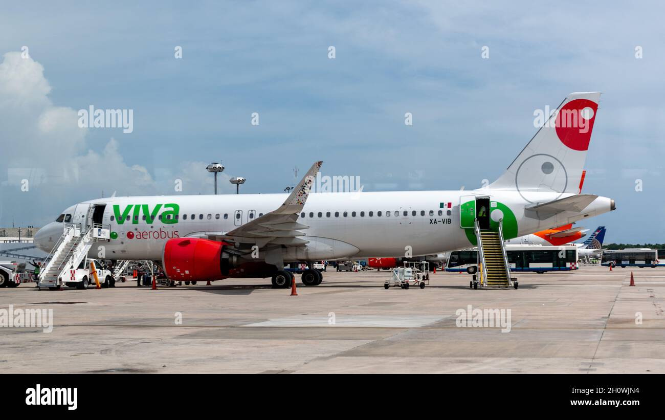 Avion Viva à l'aéroport de Cancun, Mexique, 2021 Banque D'Images