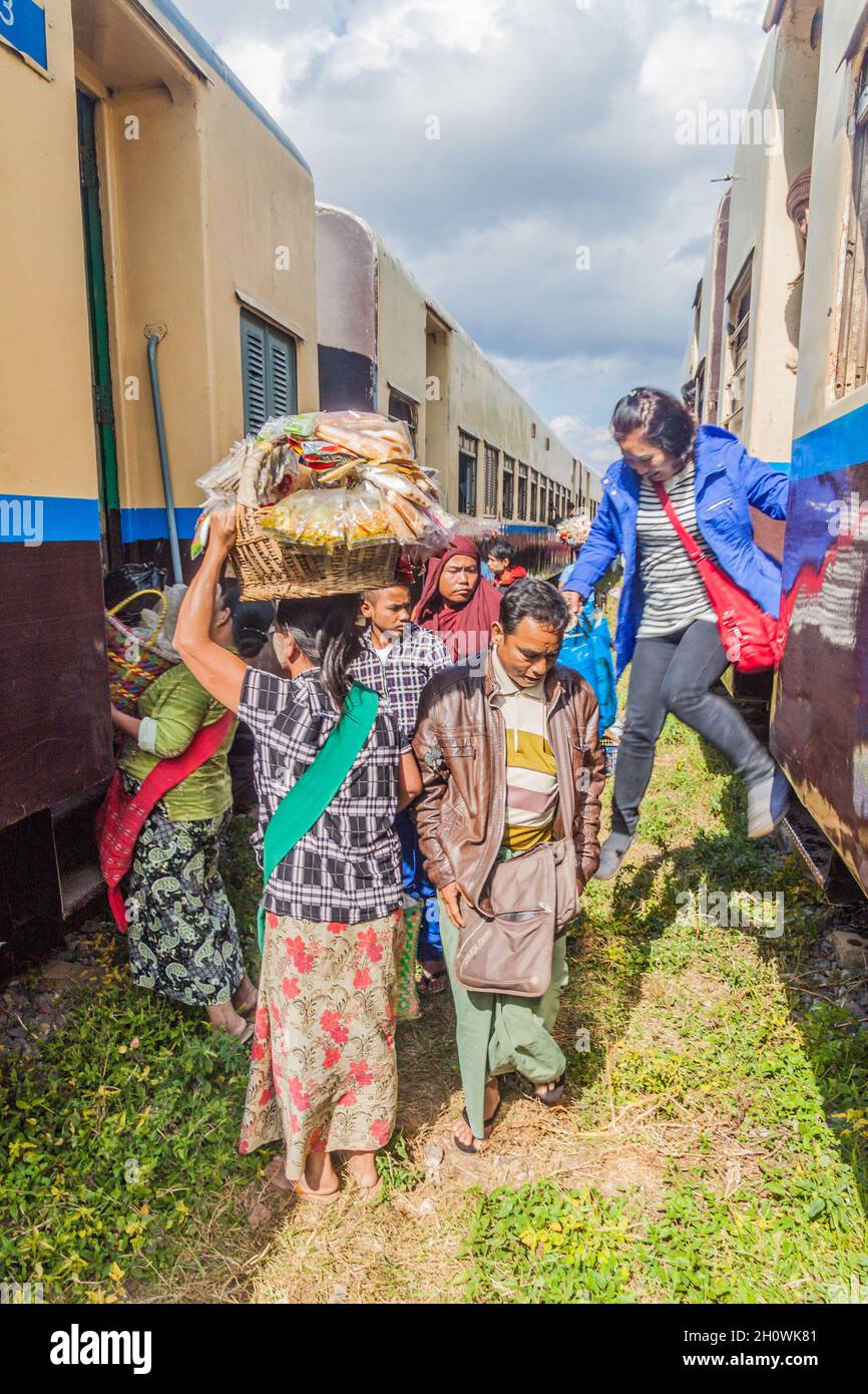 NAUNG PENG, MYANMAR - 30 NOVEMBRE 2016: Vendeurs de nourriture à la gare de Naung Peng près du viaduc de Gokteik, Myanmar Banque D'Images