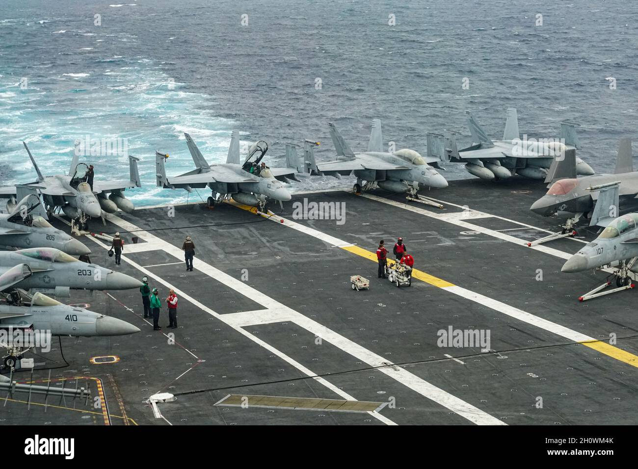 Les opérations de vol naval ont lieu à bord d'un porte-avions doté de F/A-18 Super Hornets et d'un F-35C joint Strike Fighter Banque D'Images