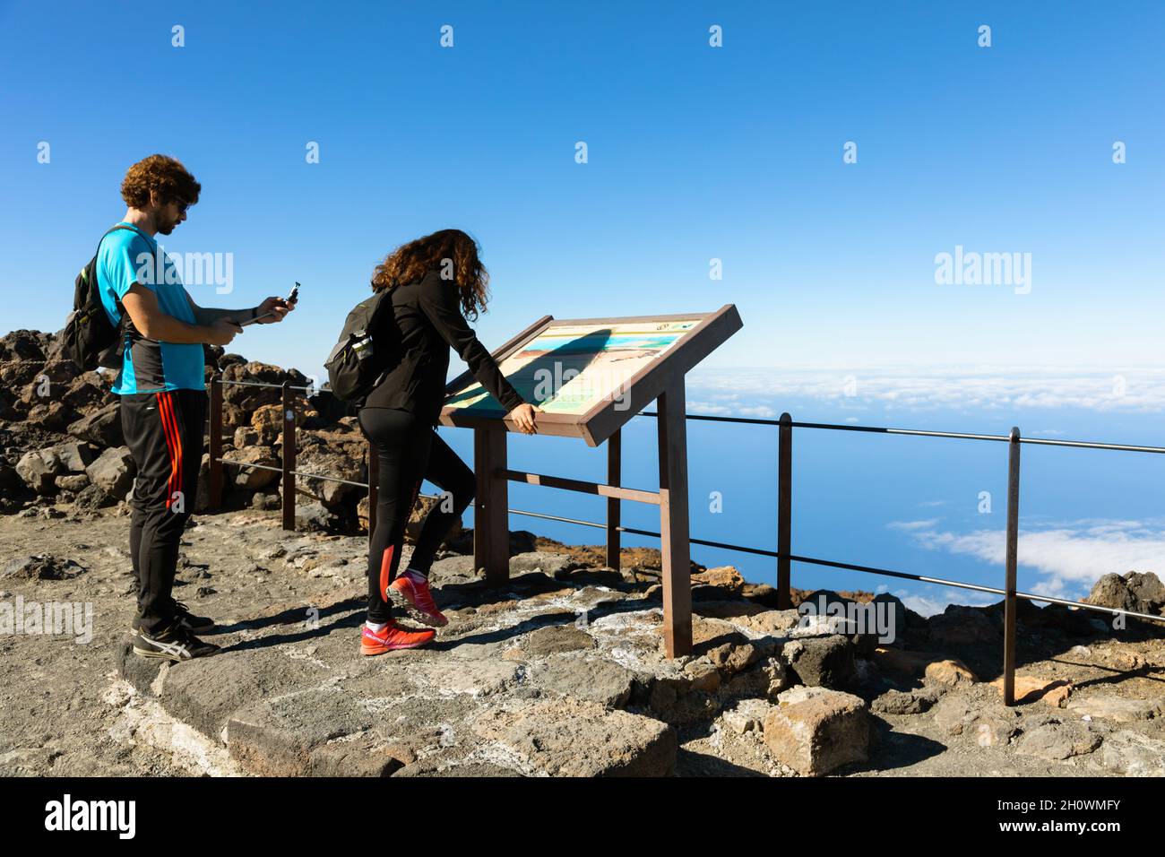 Touristes près du sommet du Mont Teide à environ 12,000 pieds / 3600 mètres au-dessus du niveau de la mer Banque D'Images