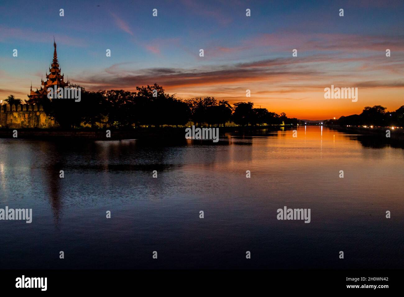 Vue nocturne de la forteresse de Mandalay, Myanmar Banque D'Images