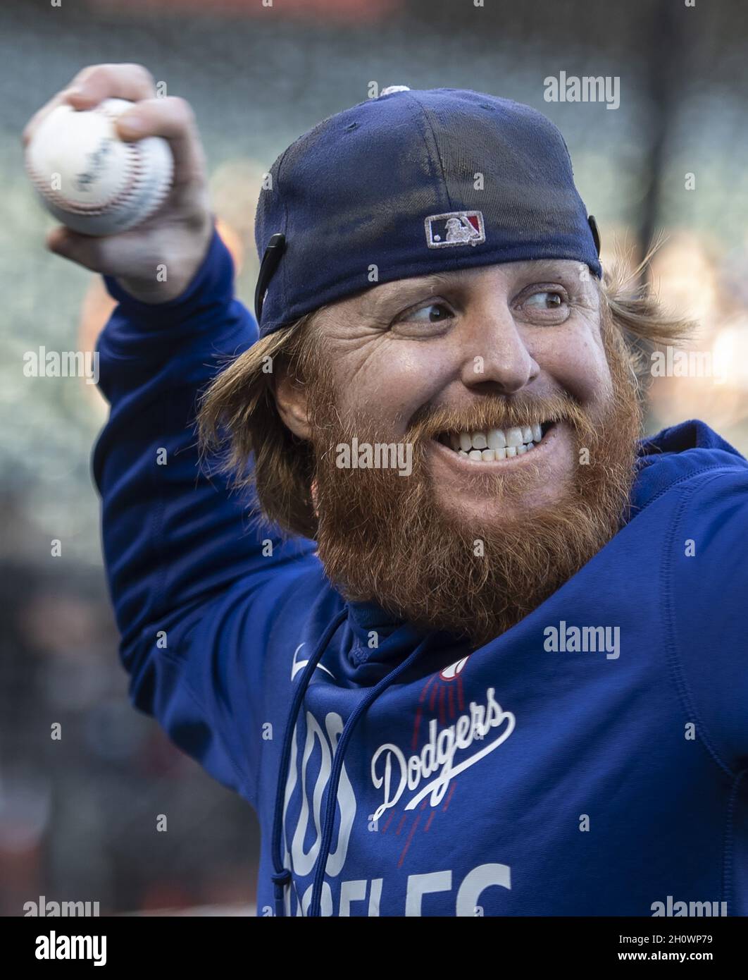 San Francisco, États-Unis.14 octobre 2021.Les Dodgers de Los Angeles Justin Turner se réchauffe pour jouer les San Francisco Giants dans le jeu 5 de la National League Division Series à Oracle Park à San Francisco le jeudi 14 octobre 2021.Photo de Terry Schmitt/UPI crédit: UPI/Alay Live News Banque D'Images