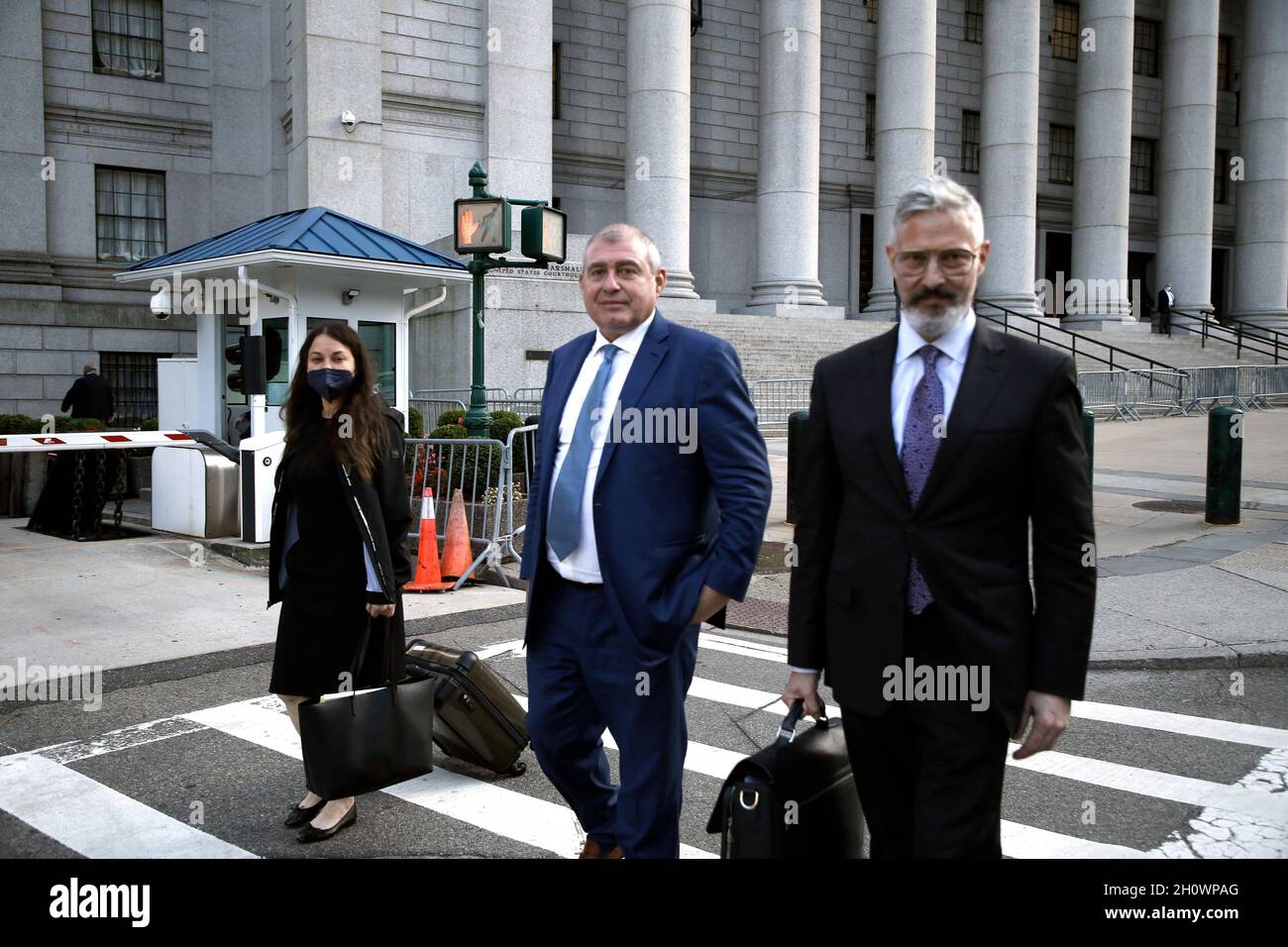 L'homme d'affaires Lev Parnas et son avocat Joseph Bondy quittent la Cour fédérale américaine Thurgood Marshall le troisième jour de son procès illégal de financement de campagne le 14 octobre 2021 à New York, États-Unis.Parnas, un associé de l'avocat de l'ancien président Donald Trump Rudi Giuliani, fait face à des accusations de violation de campagne fédérale impliquant des contributions importantes aux deux campagnes de réélection de Trump Super PAC.Des accusations supplémentaires, partagées avec Andrei Kukushkin, découlent d'une tentative de faciliter l'entrée d'un riche homme d'affaires russe dans le marché de la marijuana récréative bourgeonnante aux États-Unis.(Photo de John Banque D'Images