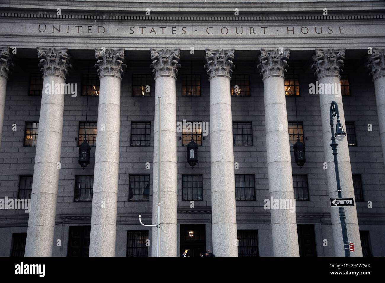 Vue extérieure du palais de justice comme l'homme d'affaires Lev Parnas et son avocat Joseph Bondy quittent la Cour fédérale américaine Thurgood Marshall le troisième jour de son procès illégal de financement de campagne le 14 octobre 2021 à New York City, États-Unis.Parnas, un associé de l'avocat de l'ancien président Donald Trump Rudi Giuliani, fait face à des accusations de violation de campagne fédérale impliquant des contributions importantes aux deux campagnes de réélection de Trump Super PAC.Des accusations supplémentaires, partagées avec Andrei Kukushkin, découlent d'une tentative de faciliter l'entrée d'un riche homme d'affaires russe dans le marché naissant de la marijuana récréative dans Banque D'Images