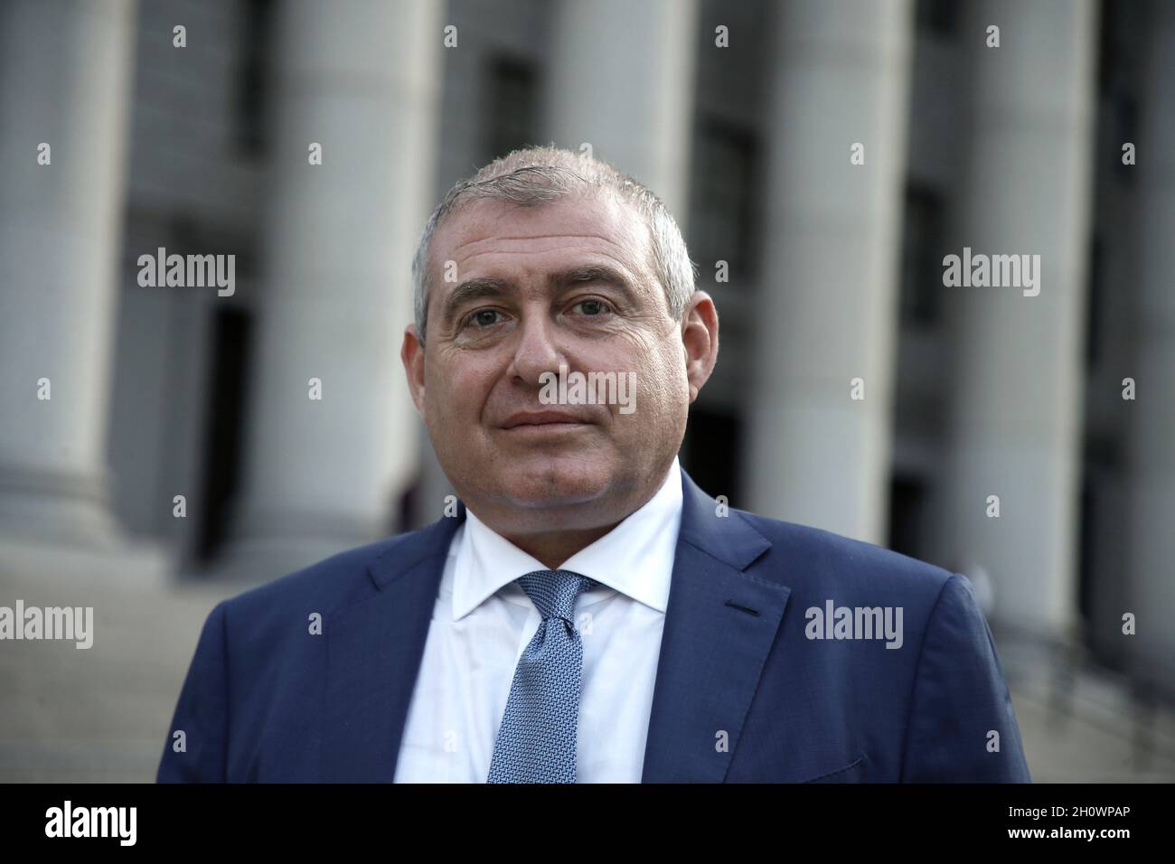 L'homme d'affaires Lev Parnas et son avocat Joseph Bondy quittent la Cour fédérale américaine Thurgood Marshall le troisième jour de son procès illégal de financement de campagne le 14 octobre 2021 à New York, États-Unis.Parnas, un associé de l'avocat de l'ancien président Donald Trump Rudi Giuliani, fait face à des accusations de violation de campagne fédérale impliquant des contributions importantes aux deux campagnes de réélection de Trump Super PAC.Des accusations supplémentaires, partagées avec Andrei Kukushkin, découlent d'une tentative de faciliter l'entrée d'un riche homme d'affaires russe dans le marché de la marijuana récréative bourgeonnante aux États-Unis.(Photo de John Banque D'Images