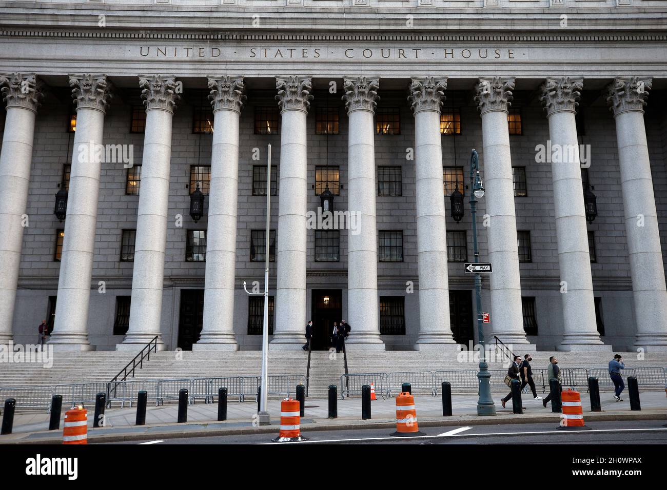 Vue extérieure du palais de justice comme l'homme d'affaires Lev Parnas et son avocat Joseph Bondy quittent la Cour fédérale américaine Thurgood Marshall le troisième jour de son procès illégal de financement de campagne le 14 octobre 2021 à New York City, États-Unis.Parnas, un associé de l'avocat de l'ancien président Donald Trump Rudi Giuliani, fait face à des accusations de violation de campagne fédérale impliquant des contributions importantes aux deux campagnes de réélection de Trump Super PAC.Des accusations supplémentaires, partagées avec Andrei Kukushkin, découlent d'une tentative de faciliter l'entrée d'un riche homme d'affaires russe dans le marché naissant de la marijuana récréative dans Banque D'Images
