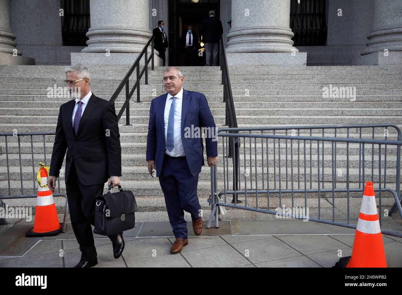 L'homme d'affaires Lev Parnas et son avocat Joseph Bondy quittent la Cour fédérale américaine Thurgood Marshall le troisième jour de son procès illégal de financement de campagne le 14 octobre 2021 à New York, États-Unis.Parnas, un associé de l'avocat de l'ancien président Donald Trump Rudi Giuliani, fait face à des accusations de violation de campagne fédérale impliquant des contributions importantes aux deux campagnes de réélection de Trump Super PAC.Des accusations supplémentaires, partagées avec Andrei Kukushkin, découlent d'une tentative de faciliter l'entrée d'un riche homme d'affaires russe dans le marché de la marijuana récréative bourgeonnante aux États-Unis.(Photo de John Banque D'Images