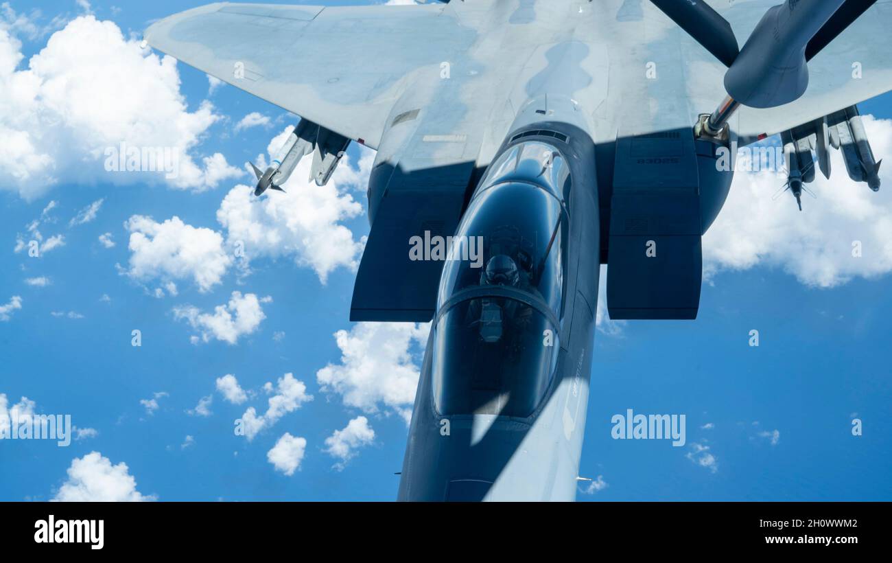 Un pilote de la Force aérienne américaine F-15C Eagle affecté au 67e Escadron de chasseurs ravitaillent Okinawa, au Japon, le 7 octobre 2021.Ces missions de ravitaillement permettent de renforcer l'état de préparation et la létalité à l'intérieur de la 18e Escadre ainsi que de la U.S. Air Force.(É.-U.Photo de la Force aérienne par Airman 1st Class Moses Taylor) Banque D'Images