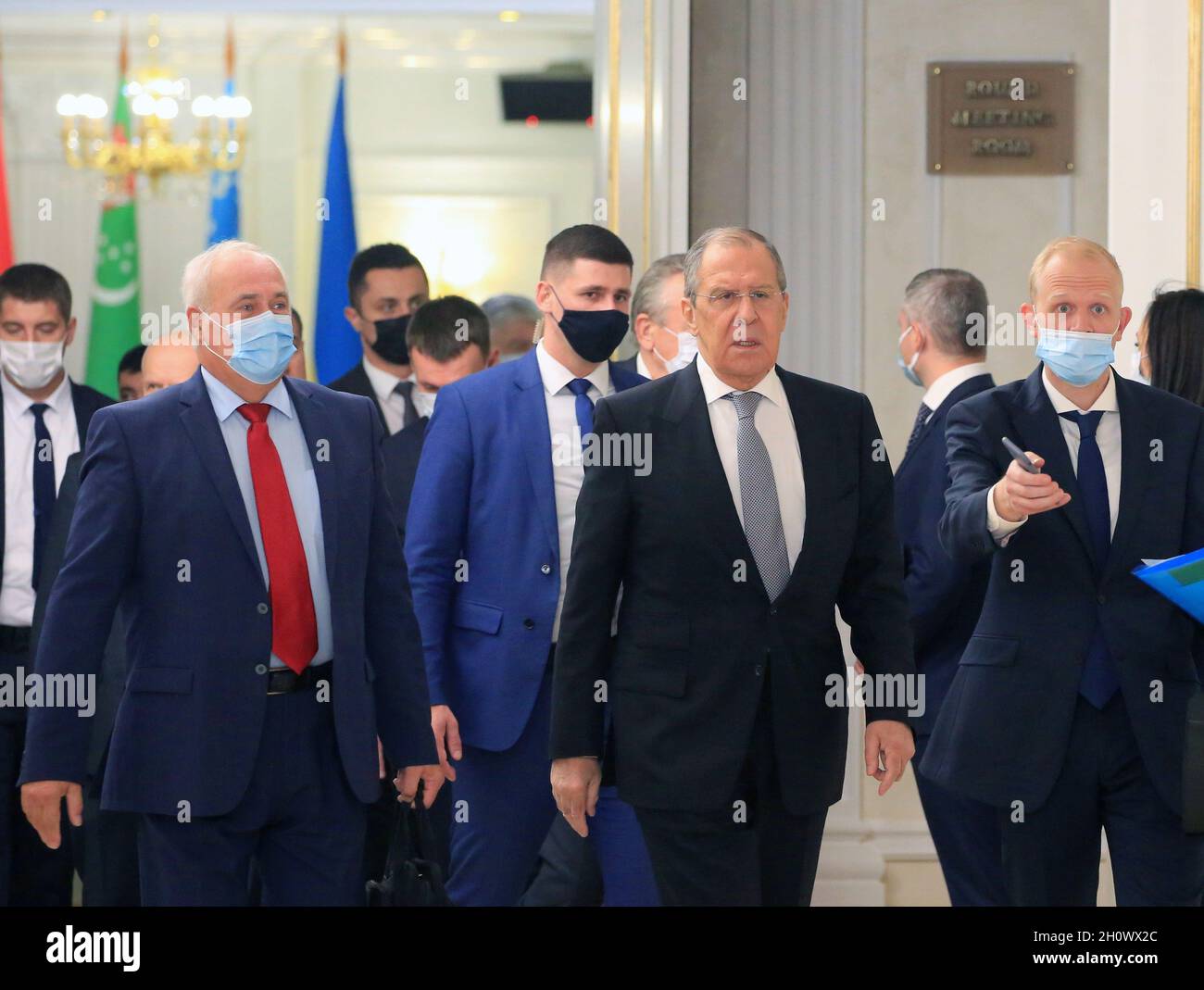 Minsk, Bélarus.14 octobre 2021.Le ministre russe des affaires étrangères, Sergei Lavrov (2e R, front), assiste à la réunion du Conseil des ministres des affaires étrangères de la Communauté d'États indépendants (CEI) à Minsk (Bélarus), le 14 octobre 2021.La réunion du Conseil des ministres des affaires étrangères de la CEI s'est tenue jeudi à Minsk.Credit: Zhinkov Henadz/Xinhua/Alamy Live News Banque D'Images