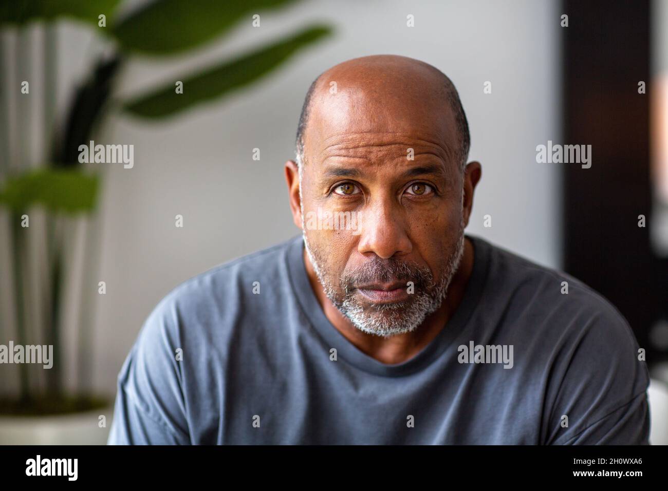 Homme afro-américain mature avec un regard sérieux sur son visage. Banque D'Images