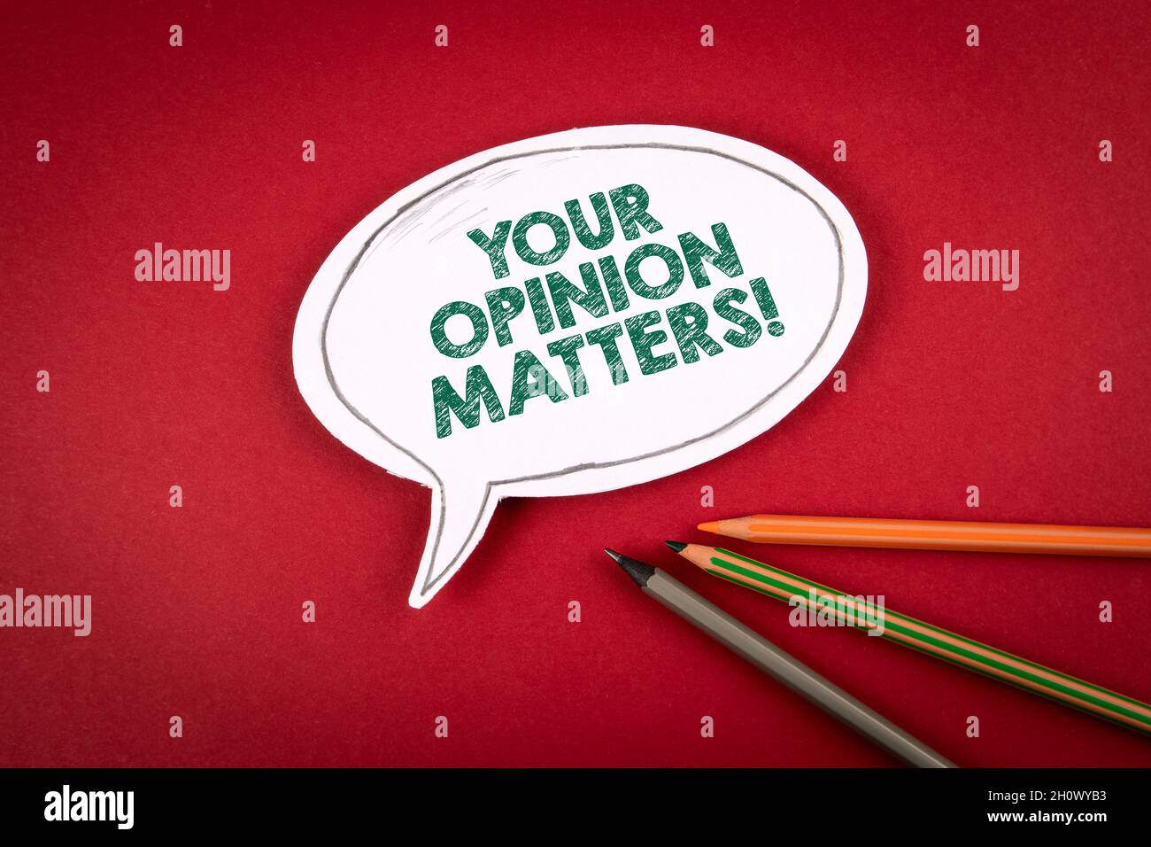 Votre opinion compte.Bulle vocale sur fond rouge. Banque D'Images