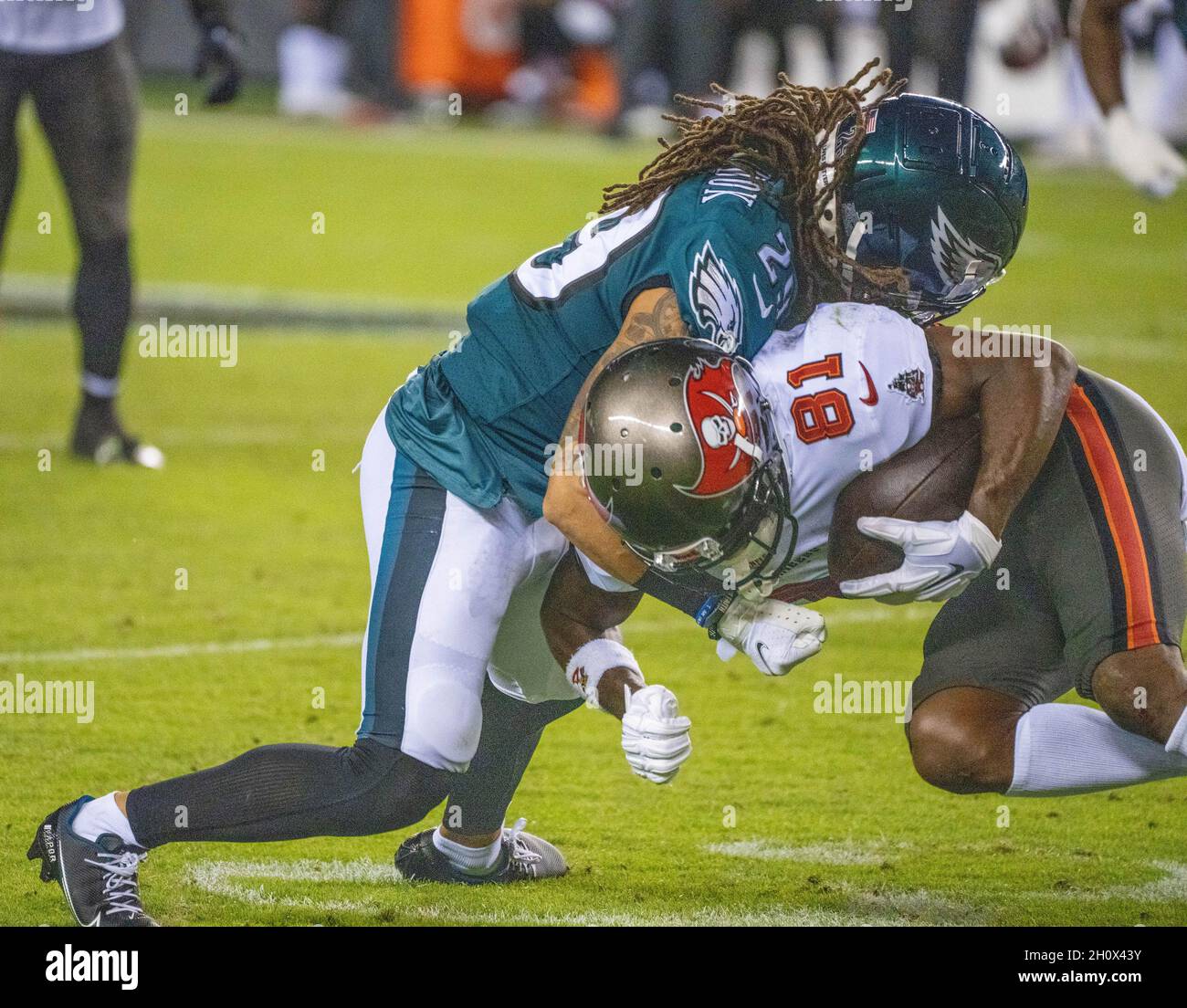 Philadelphie, Pennsylvanie, États-Unis.14 octobre 2021.Antonio BROWN, #81, est arrêté par Eagles Corner back AVONTE MADDOX, #29, lors d'un match de football NFL entre les Philadelphia Eagles et les Tampa Bay Buccaneers au Lincoln Financial Field de Philadelphie, Pennsylvanie.Tampa Bay a gagné 28-22.(Image de crédit : © Jim Z. Rider/ZUMA Press Wire) Banque D'Images