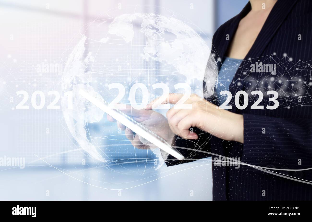 Bonne année 2022 - tablette blanche tactile avec logo 2022 sur fond clair et flou.Concept de vision 2021-2022.Homme d'affaires W Banque D'Images