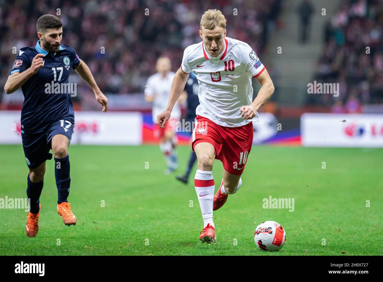 Alessandro Golinucci (à gauche) de Saint-Marin et Adam Buksa (à droite) de Pologne sont vus en action pendant la coupe du monde de la FIFA 2022 Qatar qualification match entre la Pologne et Saint-Marin au PGE Narodowy Stadium.Score final; Pologne 5:0 Saint-Marin.(Photo de Mikolaj Barbanell / SOPA Images / Sipa USA) Banque D'Images