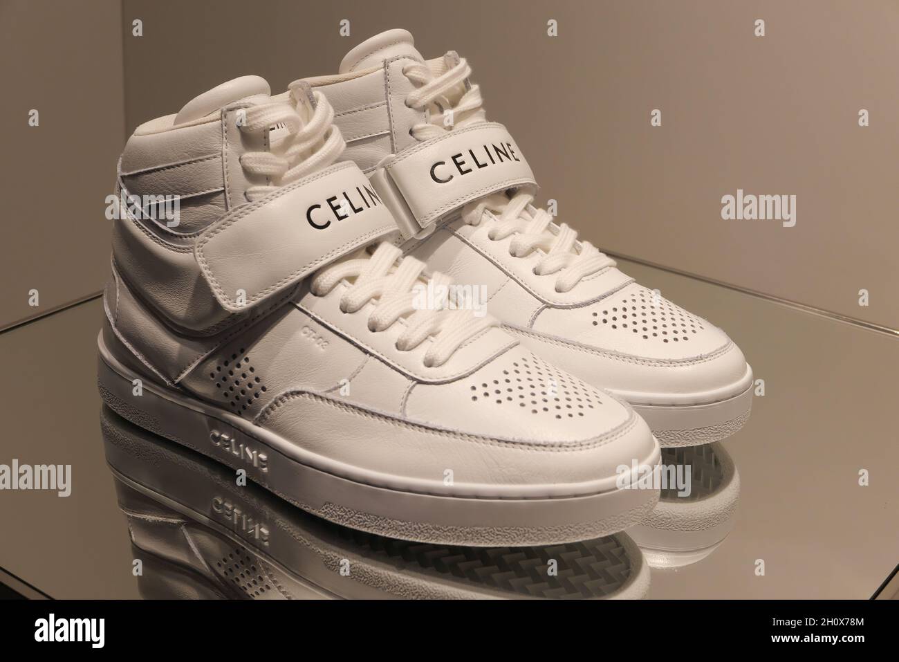 CHAUSSURES EXPOSÉES À LA BOUTIQUE DE MODE CÉLINE Photo Stock - Alamy