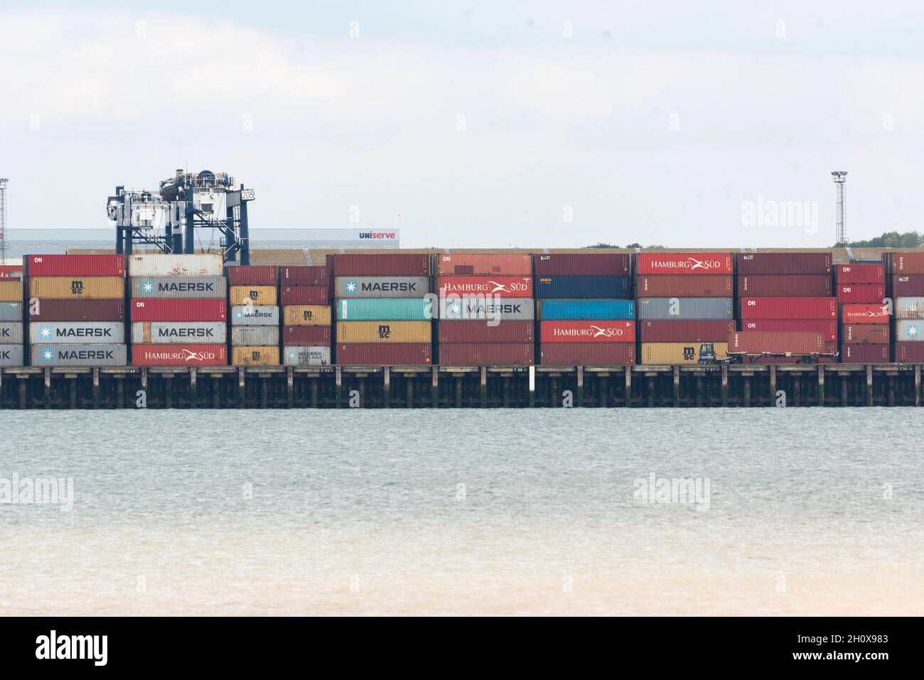 14/10/2021.Felixstowe, Royaume-Uni.Le port de Felixstowe a dû détourner les navires de l'Asie en raison d'un arriéré de conteneurs non distribués en raison de la pénurie de chauffeurs de VHG.AP Moller-Maresk, la plus grande compagnie de conteneurs au monde, a dû charger des conteneurs sur de plus petits navires à destination du Royaume-Uni.Cela a un effet perturbateur puisque l'industrie du transport maritime entre dans la période de livraison avant Noël avec une pénurie possible de produits de Noël vendus au Royaume-Uni. Banque D'Images