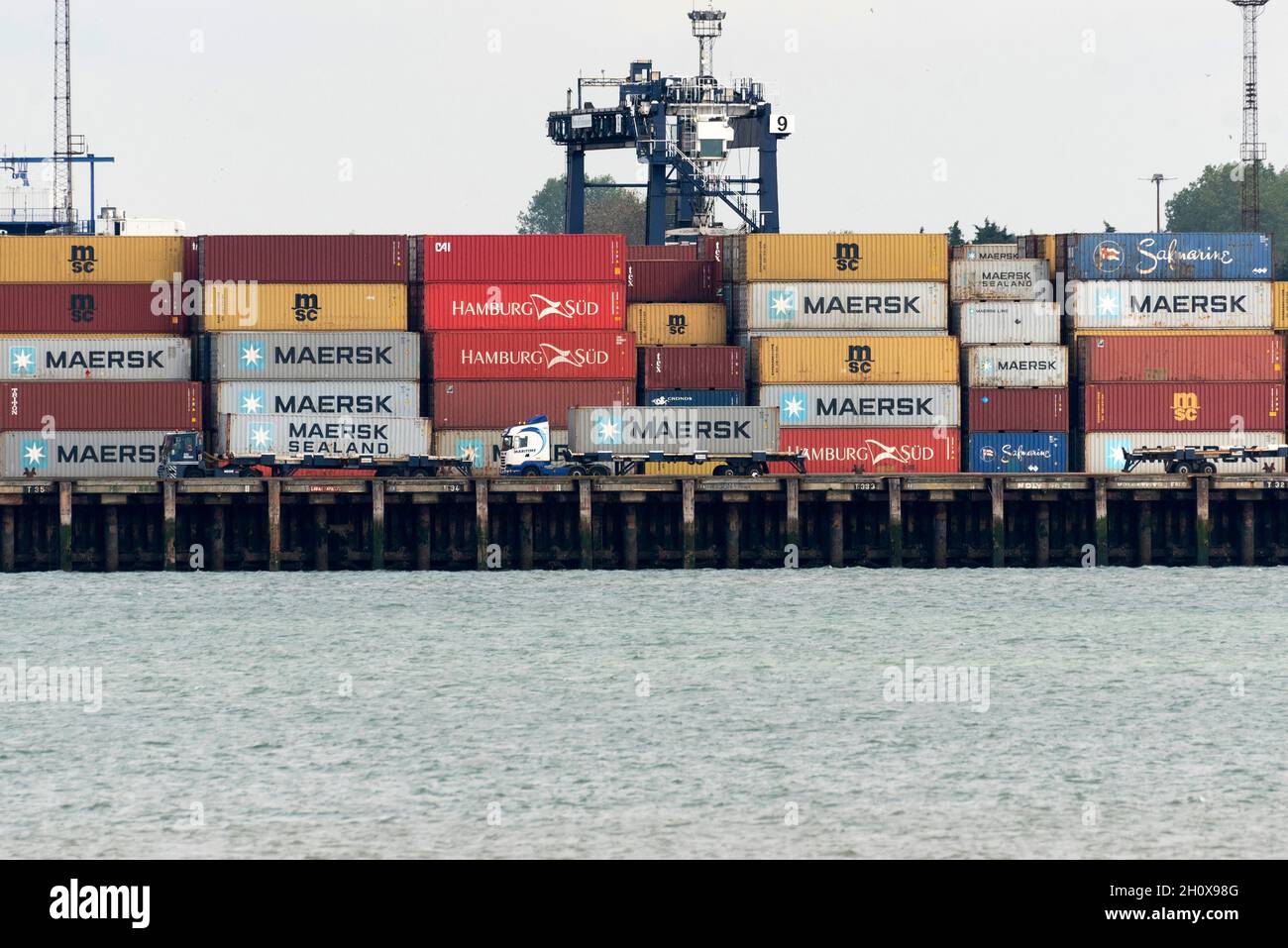 14/10/2021.Felixstowe, Royaume-Uni.Le port de Felixstowe a dû détourner les navires de l'Asie en raison d'un arriéré de conteneurs non distribués en raison de la pénurie de chauffeurs de VHG.AP Moller-Maresk, la plus grande compagnie de conteneurs au monde, a dû charger des conteneurs sur de plus petits navires à destination du Royaume-Uni.Cela a un effet perturbateur puisque l'industrie du transport maritime entre dans la période de livraison avant Noël avec une pénurie possible de produits de Noël vendus au Royaume-Uni. Banque D'Images