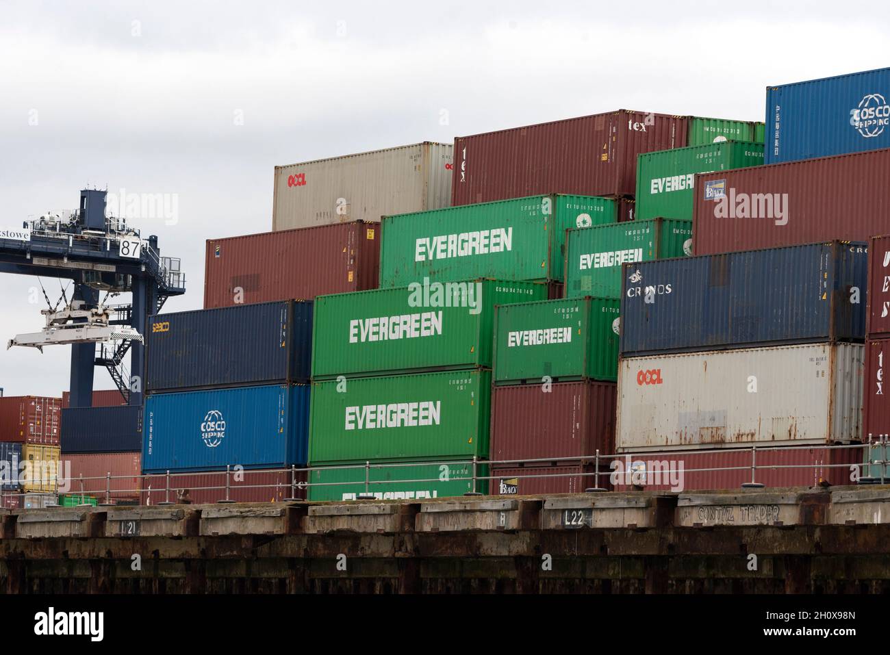 14/10/2021.Felixstowe, Royaume-Uni.Le port de Felixstowe a dû détourner les navires de l'Asie en raison d'un arriéré de conteneurs non distribués en raison de la pénurie de chauffeurs de VHG.AP Moller-Maresk, la plus grande compagnie de conteneurs au monde, a dû charger des conteneurs sur de plus petits navires à destination du Royaume-Uni.Cela a un effet perturbateur puisque l'industrie du transport maritime entre dans la période de livraison avant Noël avec une pénurie possible de produits de Noël vendus au Royaume-Uni. Banque D'Images