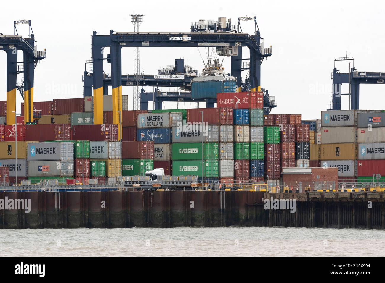 14/10/2021.Felixstowe, Royaume-Uni.Le port de Felixstowe a dû détourner les navires de l'Asie en raison d'un arriéré de conteneurs non distribués en raison de la pénurie de chauffeurs de VHG.AP Moller-Maresk, la plus grande compagnie de conteneurs au monde, a dû charger des conteneurs sur de plus petits navires à destination du Royaume-Uni.Cela a un effet perturbateur puisque l'industrie du transport maritime entre dans la période de livraison avant Noël avec une pénurie possible de produits de Noël vendus au Royaume-Uni. Banque D'Images