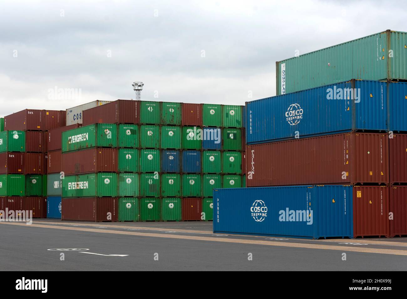 14/10/2021.Felixstowe, Royaume-Uni.Le port de Felixstowe a dû détourner les navires de l'Asie en raison d'un arriéré de conteneurs non distribués en raison de la pénurie de chauffeurs de VHG.AP Moller-Maresk, la plus grande compagnie de conteneurs au monde, a dû charger des conteneurs sur de plus petits navires à destination du Royaume-Uni.Cela a un effet perturbateur puisque l'industrie du transport maritime entre dans la période de livraison avant Noël avec une pénurie possible de produits de Noël vendus au Royaume-Uni. Banque D'Images