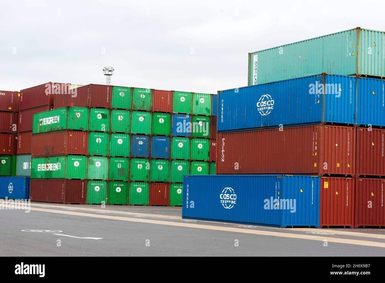 14/10/2021.Felixstowe, Royaume-Uni.Le port de Felixstowe a dû détourner les navires de l'Asie en raison d'un arriéré de conteneurs non distribués en raison de la pénurie de chauffeurs de VHG.AP Moller-Maresk, la plus grande compagnie de conteneurs au monde, a dû charger des conteneurs sur de plus petits navires à destination du Royaume-Uni.Cela a un effet perturbateur puisque l'industrie du transport maritime entre dans la période de livraison avant Noël avec une pénurie possible de produits de Noël vendus au Royaume-Uni. Banque D'Images