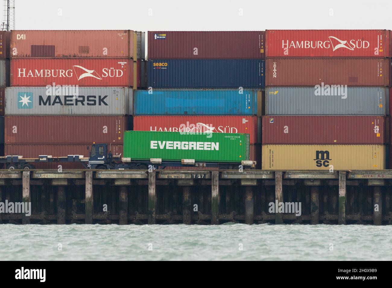 14/10/2021.Felixstowe, Royaume-Uni.Le port de Felixstowe a dû détourner les navires de l'Asie en raison d'un arriéré de conteneurs non distribués en raison de la pénurie de chauffeurs de VHG.AP Moller-Maresk, la plus grande compagnie de conteneurs au monde, a dû charger des conteneurs sur de plus petits navires à destination du Royaume-Uni.Cela a un effet perturbateur puisque l'industrie du transport maritime entre dans la période de livraison avant Noël avec une pénurie possible de produits de Noël vendus au Royaume-Uni. Banque D'Images