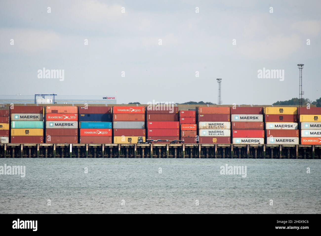 14/10/2021.Felixstowe, Royaume-Uni.Le port de Felixstowe a dû détourner les navires de l'Asie en raison d'un arriéré de conteneurs non distribués en raison de la pénurie de chauffeurs de VHG.AP Moller-Maresk, la plus grande compagnie de conteneurs au monde, a dû charger des conteneurs sur de plus petits navires à destination du Royaume-Uni.Cela a un effet perturbateur puisque l'industrie du transport maritime entre dans la période de livraison avant Noël avec une pénurie possible de produits de Noël vendus au Royaume-Uni. Banque D'Images