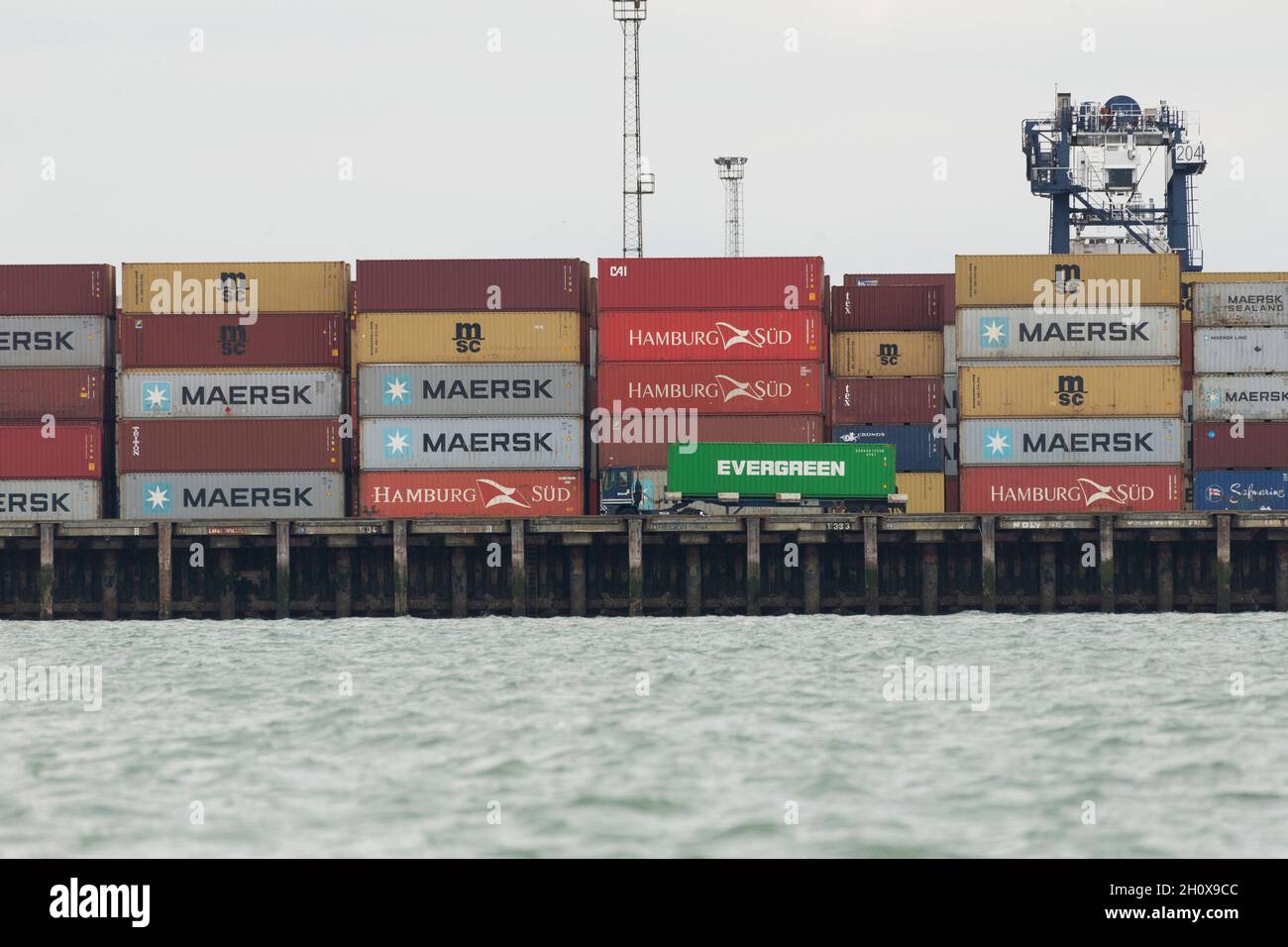 14/10/2021.Felixstowe, Royaume-Uni.Le port de Felixstowe a dû détourner les navires de l'Asie en raison d'un arriéré de conteneurs non distribués en raison de la pénurie de chauffeurs de VHG.AP Moller-Maresk, la plus grande compagnie de conteneurs au monde, a dû charger des conteneurs sur de plus petits navires à destination du Royaume-Uni.Cela a un effet perturbateur puisque l'industrie du transport maritime entre dans la période de livraison avant Noël avec une pénurie possible de produits de Noël vendus au Royaume-Uni. Banque D'Images